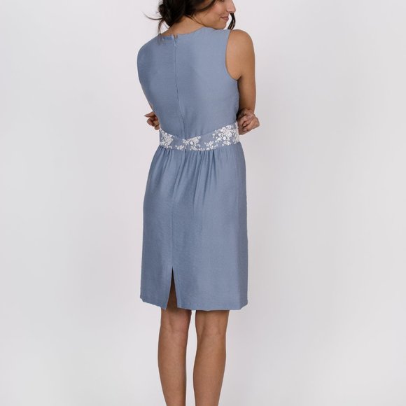 Blue sleeveless dress with lace midi length - Picture 2 of 3